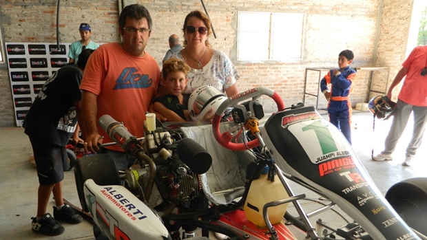 El ganador de 110 Escuela Juan Pablo Alberti junto a sus padres 02
