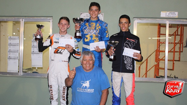 EL PODIO DE LA CATEGORÍA SENIOR (Quevedo, Carabajal y De Bonis) junto a Juan Tardito